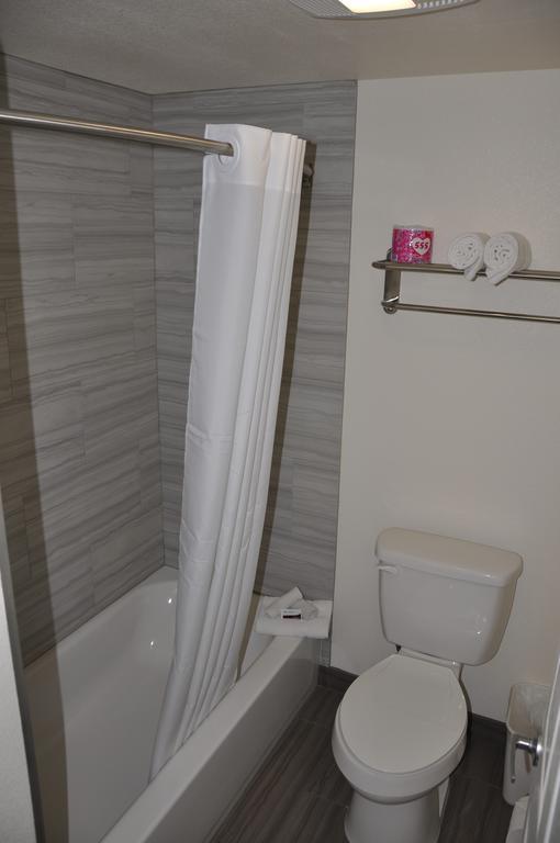 הספריה Motel 6 Maple/Main מראה חיצוני תמונה