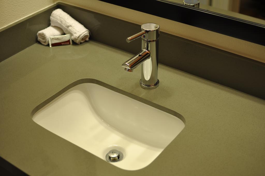 הספריה Motel 6 Maple/Main מראה חיצוני תמונה