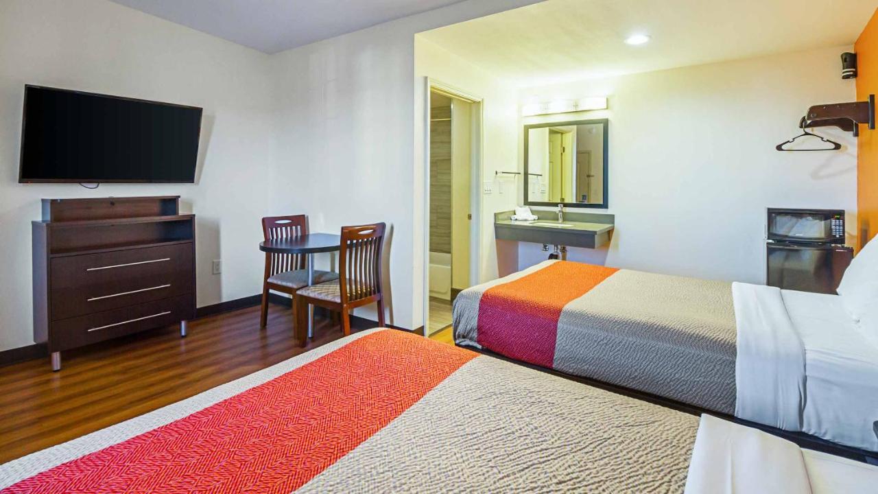 הספריה Motel 6 Maple/Main מראה חיצוני תמונה